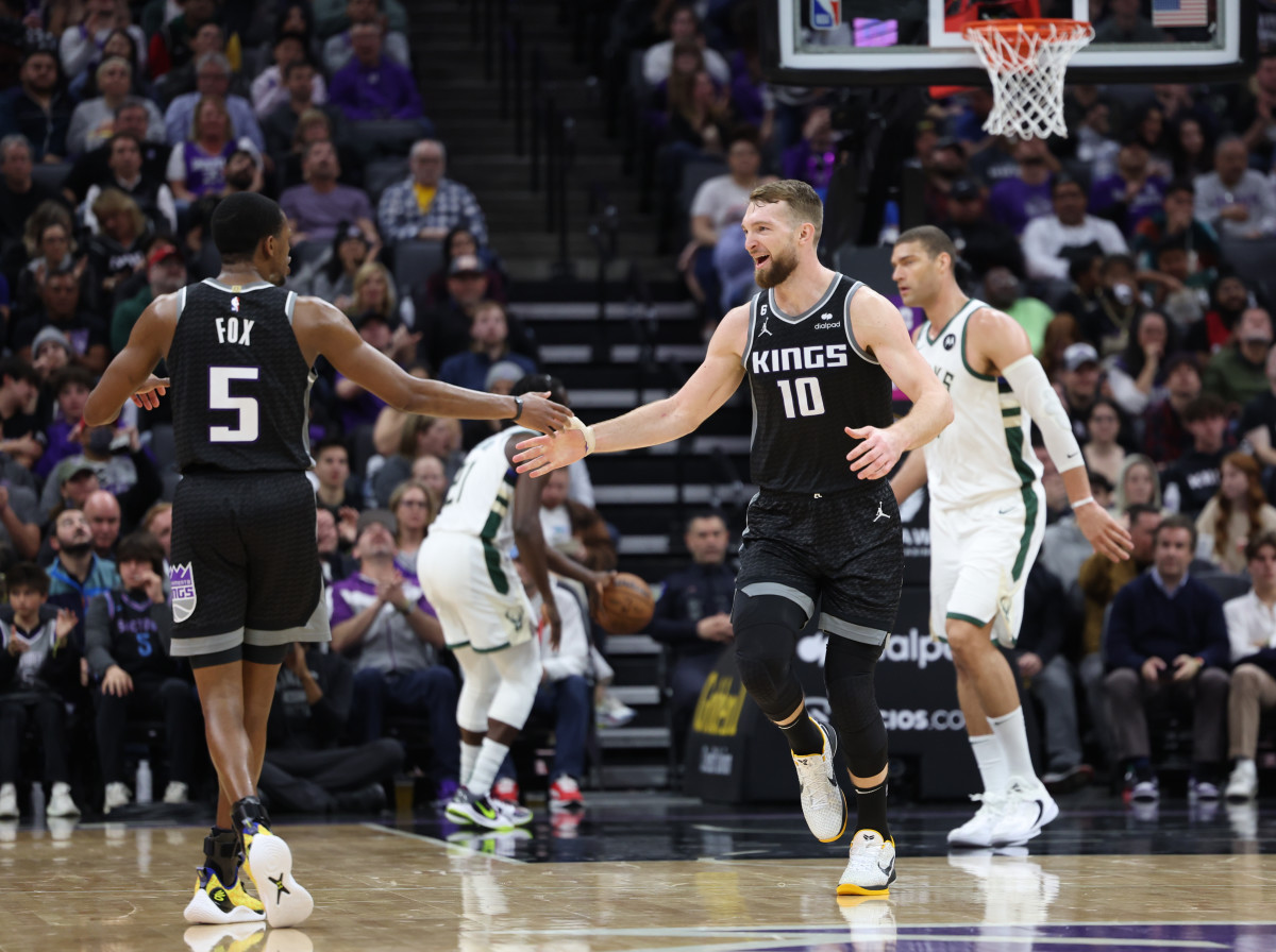 Domantas Sabonis and Sacramento Kings teammate De'Aaron Fox.